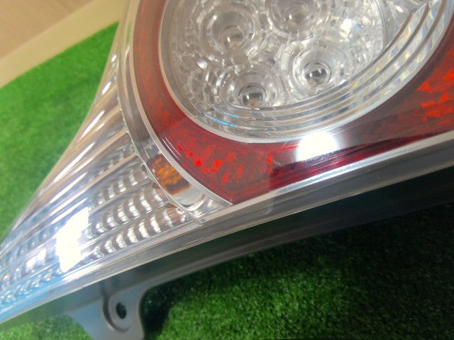 【中古】アクア DAA-NHP10 右テールランプ 右ブレーキランプ
