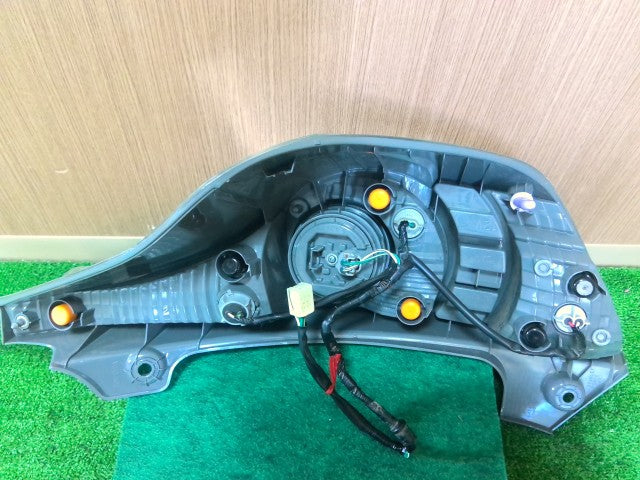 【中古】アクア DAA-NHP10 左テールランプ 左ブレーキランプ