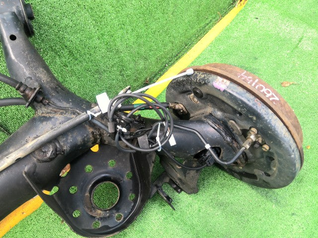 【中古】アクア DAA-NHP10 リア アクスル