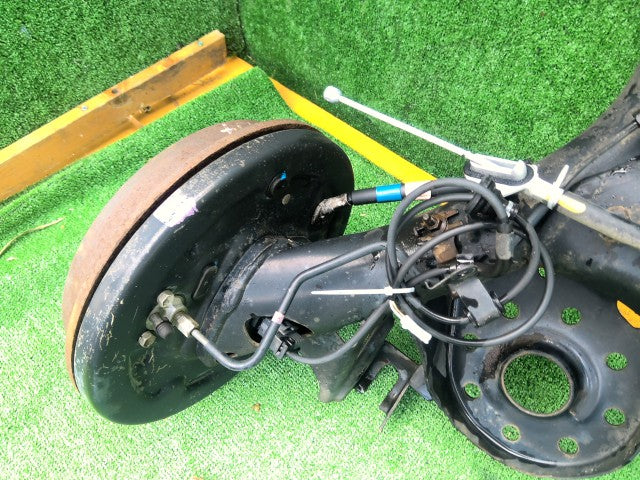 【中古】アクア DAA-NHP10 リア アクスル