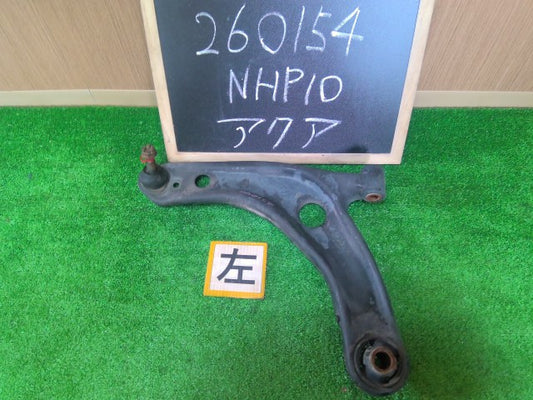 【中古】アクア DAA-NHP10 左フロントロアアーム 48069-59135