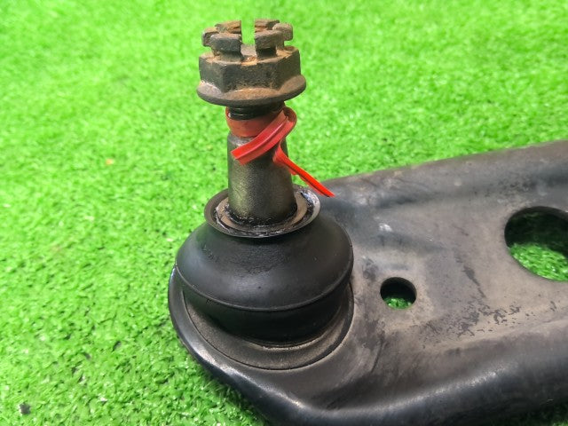 【中古】アクア DAA-NHP10 左フロントロアアーム 48069-59135