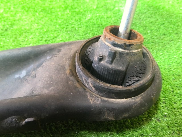 【中古】アクア DAA-NHP10 左フロントロアアーム 48069-59135