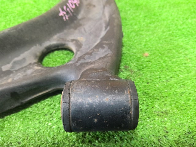 【中古】アクア DAA-NHP10 左フロントロアアーム 48069-59135