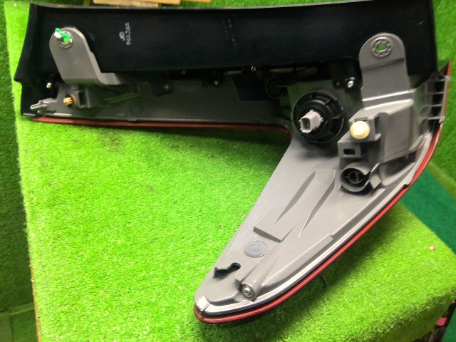 【中古】ＣＲ－Ｖ 右テールランプ 33500-TLA-J01