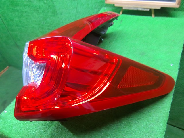 【中古】ＣＲ－Ｖ 右テールランプ 33500-TLA-J01