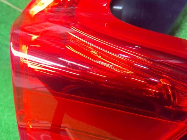 【中古】ＣＲ－Ｖ 右テールランプ 33500-TLA-J01