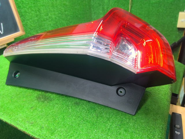 【中古】ＣＲ－Ｖ 右テールランプ 33500-TLA-J01