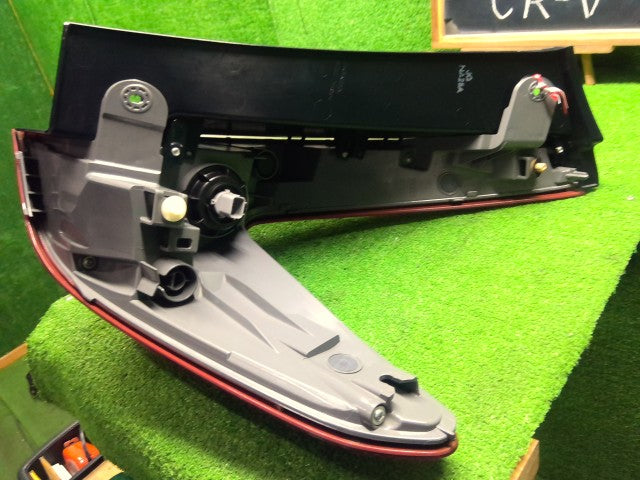 【中古】ＣＲ－Ｖ 左テールランプ 33550-TLA-J01