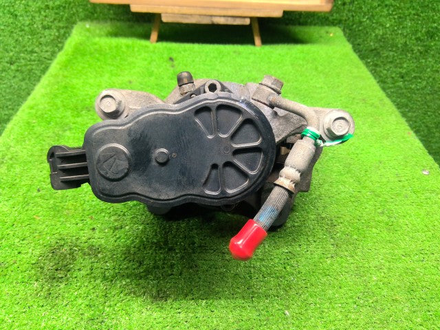 【中古】ＣＲ－Ｖ 右リアキャリパー 43018-TLA-A01