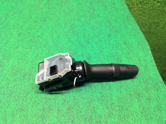 【中古】ＣＲ－Ｖ ワイパースイッチ 35256-T7A-U41