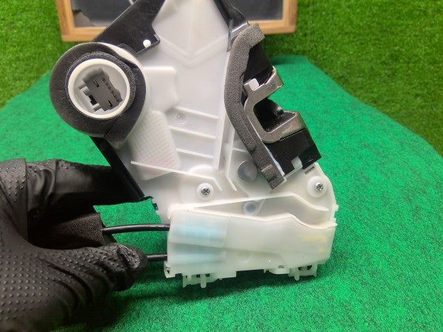 【中古】ＣＲ－Ｖ 右フロントドアロックソレノイド 72110-TME-J01