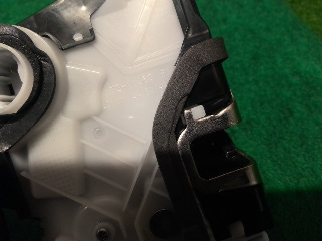 【中古】ＣＲ－Ｖ 右フロントドアロックソレノイド 72110-TME-J01