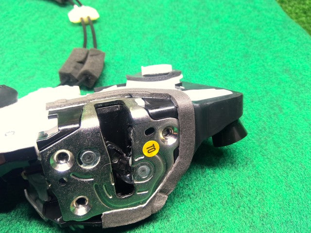 【中古】ＣＲ－Ｖ 右フロントドアロックソレノイド 72110-TME-J01