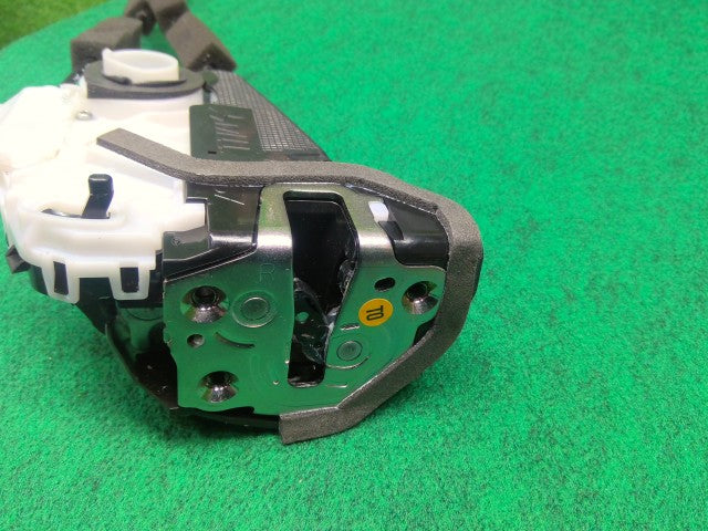 【中古】ＣＲ－Ｖ 右リアドアロックソレノイド 72610-TLA-A01