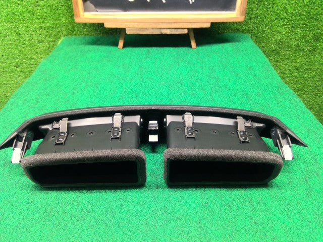 【中古】ＣＲ－Ｖ エアコン吹き出し口 77611-TLA-A01ZA