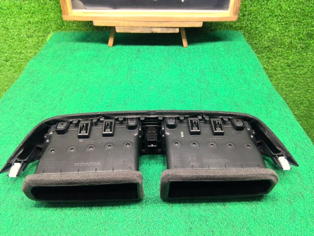 【中古】ＣＲ－Ｖ エアコン吹き出し口 77611-TLA-A01ZA