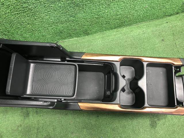 【中古】ＣＲ－Ｖ コンソールボックス 83401-TME-T51ZA