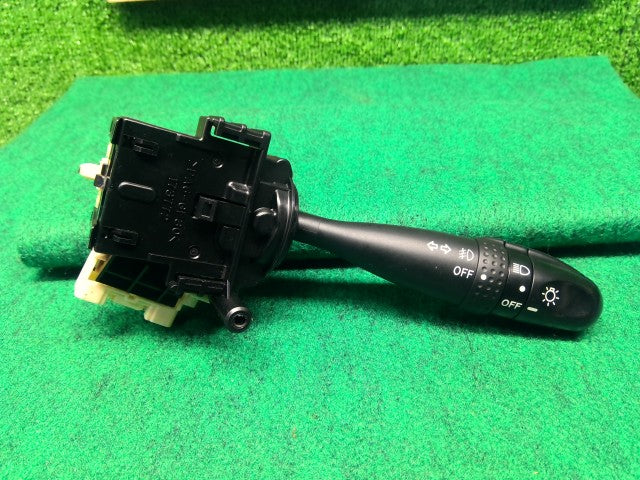 【中古】パッソ DBA-KGC35 ライトスイッチ 81410-B1030