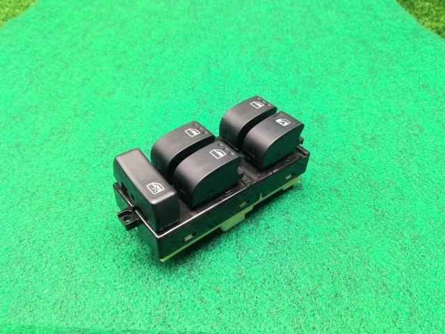 【中古】パッソ DBA-KGC35 パワーウインドウスイッチ 84820-B1100