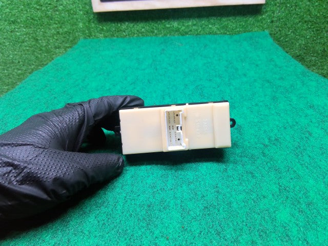 【中古】パッソ DBA-KGC35 パワーウインドウスイッチ 84820-B1100