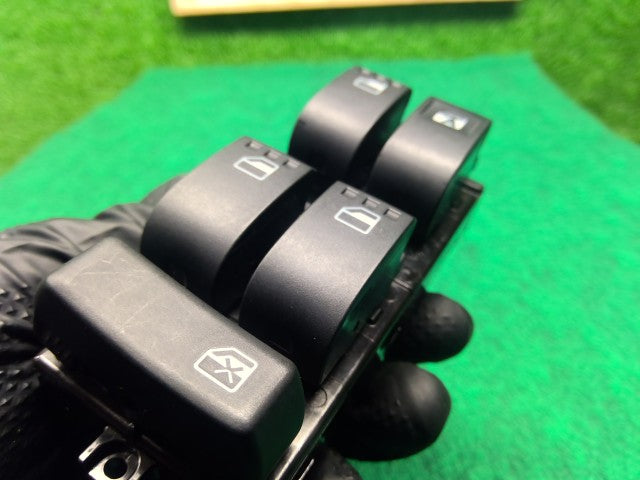 【中古】パッソ DBA-KGC35 パワーウインドウスイッチ 84820-B1100