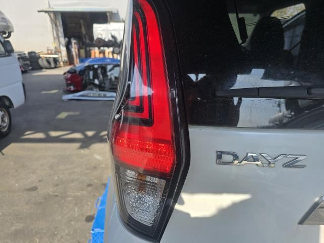 【中古】デイズ 5AA-B47W 左テールランプ 26555-7ME0A