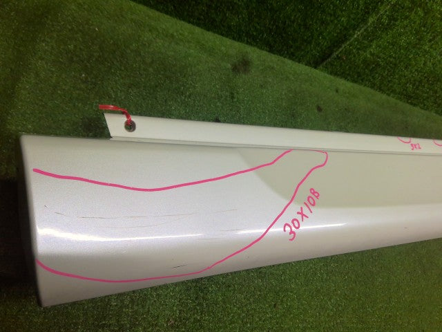 【中古】ハリアー DAA-MHU38W 左サイドステップ 75860-48010