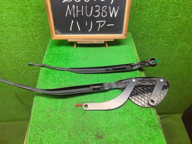 【中古】ハリアー DAA-MHU38W フロント ワイパーアーム