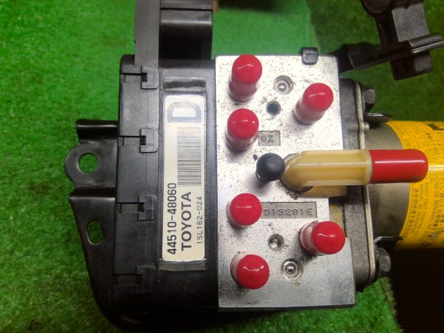 【中古】ハリアー DAA-MHU38W ＡＢＳアクチュエーター 44050-48190