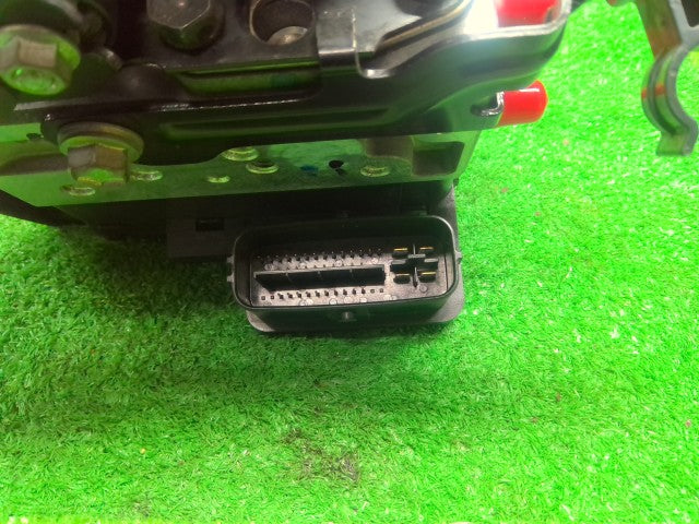 【中古】ハリアー DAA-MHU38W ＡＢＳアクチュエーター 44050-48190