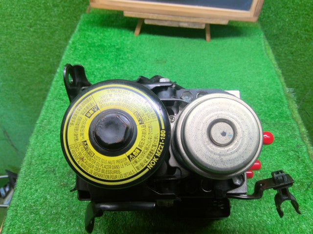 【中古】ハリアー DAA-MHU38W ＡＢＳアクチュエーター 44050-48190