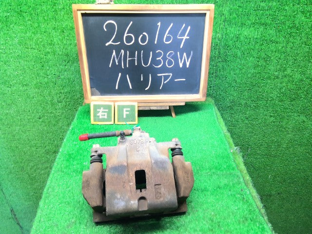 【中古】ハリアー DAA-MHU38W 右Ｆキャリパー 47730-48140