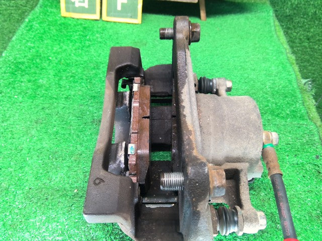 【中古】ハリアー DAA-MHU38W 右Ｆキャリパー 47730-48140