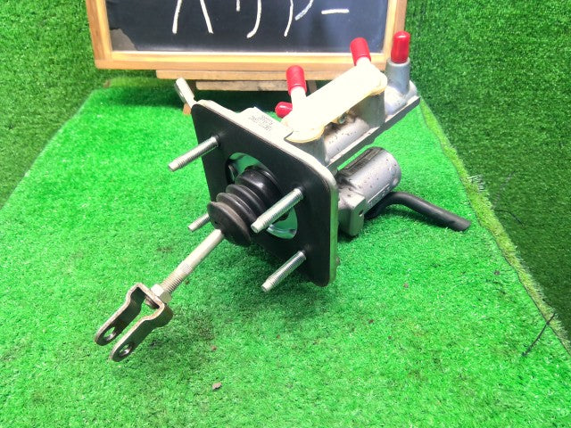 【中古】ハリアー DAA-MHU38W ブレーキマスターＡＳＳＹ 47201-48180