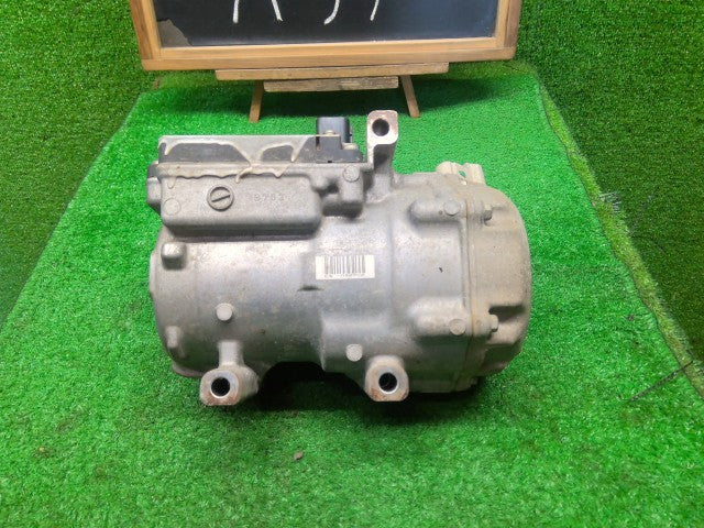 【中古】ハリアー DAA-MHU38W Ａ／Ｃコンプレッサー 88370-48022