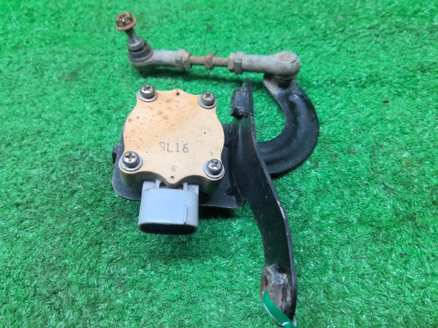 【中古】ハリアー DAA-MHU38W ハイトコントロールセンサー 89407-48030