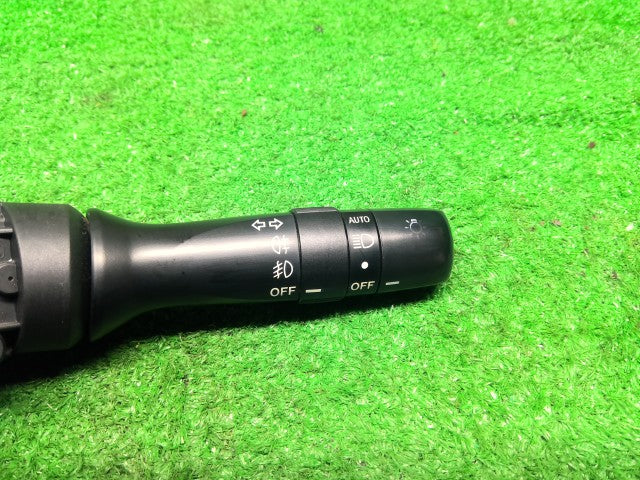 【中古】ハリアー DAA-MHU38W ライトスイッチ 84140-30290