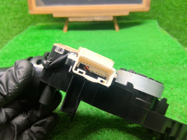 【中古】ハリアー DAA-MHU38W ライトスイッチ 84140-30290