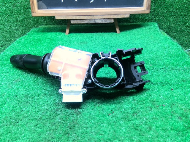 【中古】ハリアー DAA-MHU38W ライトスイッチ 84140-30290