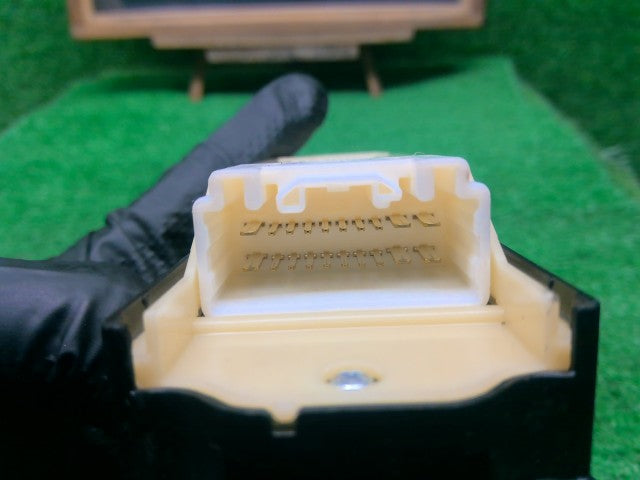 【中古】ハリアー DAA-MHU38W パワーウインドウスイッチ 84040-48091