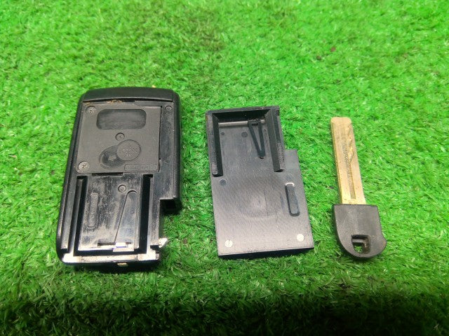 【中古】ハリアー DAA-MHU38W キーレスリモコン 89994-48040