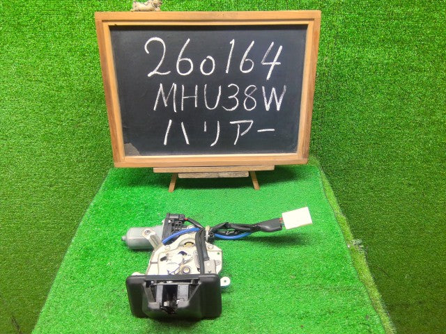 【中古】ハリアー DAA-MHU38W トランク・バックドアロックソレノイド 69350-48030