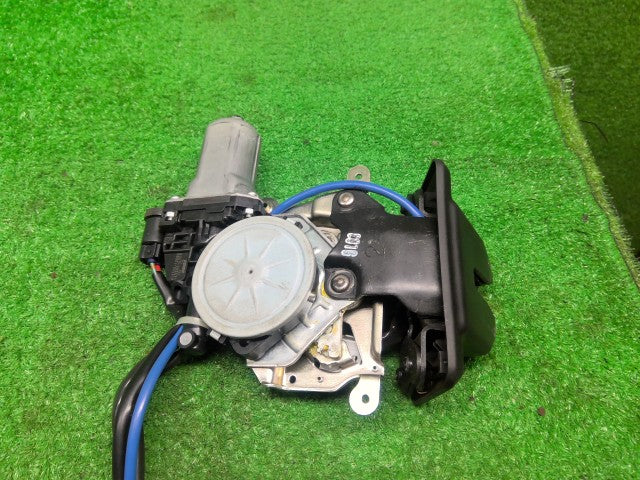 【中古】ハリアー DAA-MHU38W トランク・バックドアロックソレノイド 69350-48030