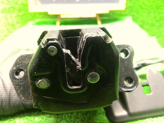 【中古】ハリアー DAA-MHU38W トランク・バックドアロックソレノイド 69350-48030