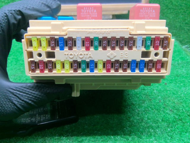 【中古】ハリアー DAA-MHU38W ジャンクションブロック 助手席側