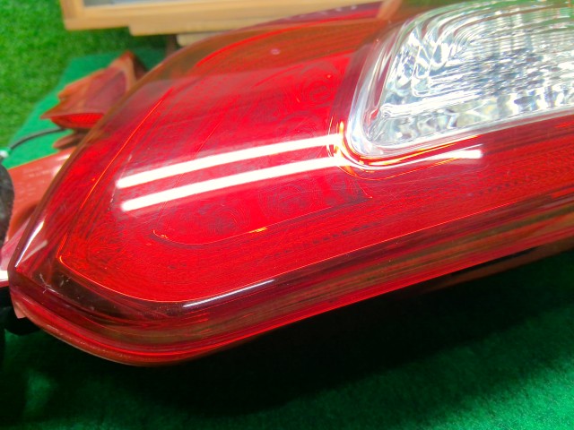 【中古】コペン DBA-LA400K 右テールランプ 81551-B2310-