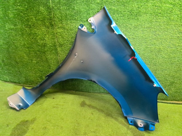 【中古】アクア DAA-NHP10 左フロントフェンダー 53812-52410