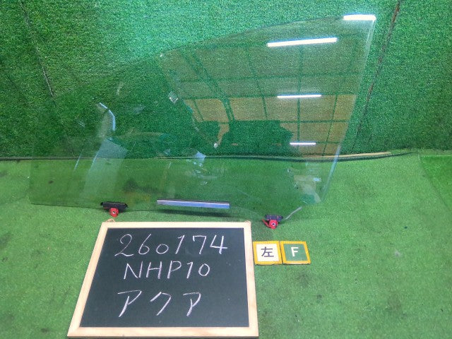 【中古】アクア DAA-NHP10 左フロントドアガラス 68102-52030