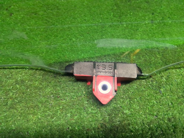 【中古】アクア DAA-NHP10 左フロントドアガラス 68102-52030